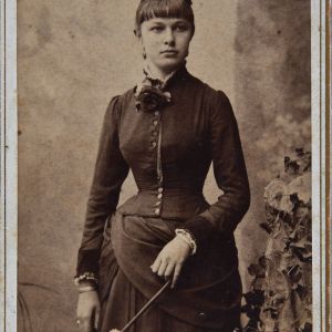 Olga Coșariu, mama Valeriei Pintea, înainte de căsătoria cu Isidor Chirița, 1880, atelier fotografic Kossak József, Timișoara, Piața Sf. Gheorghe