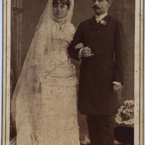Olga și Isidor Chirița ca tineri căsătoriți, părinții Valeriei Pintea, 1886, atelier fotografic Kossak József, Timișoara, Piața Sf. Gheorghe
