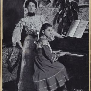 Valeria Chirița și Silvia Șepețan, numită Siba, la pian, Lugoj, fotografie, 1906