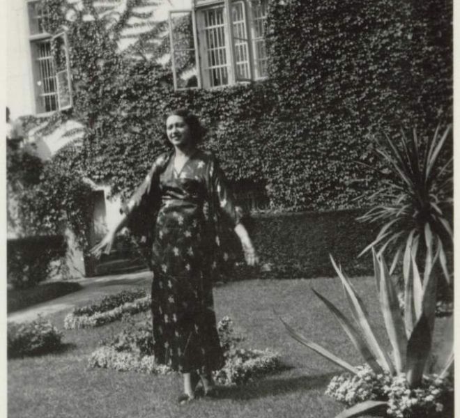 Zoe Coste în grădina tatălui Iuliu Coste de pe strada Doja, Timişoara, anii ’30